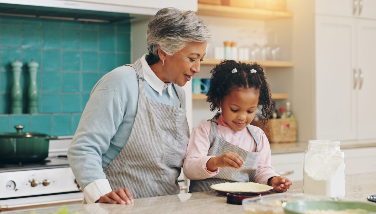 grand mère enfant cuisine maison