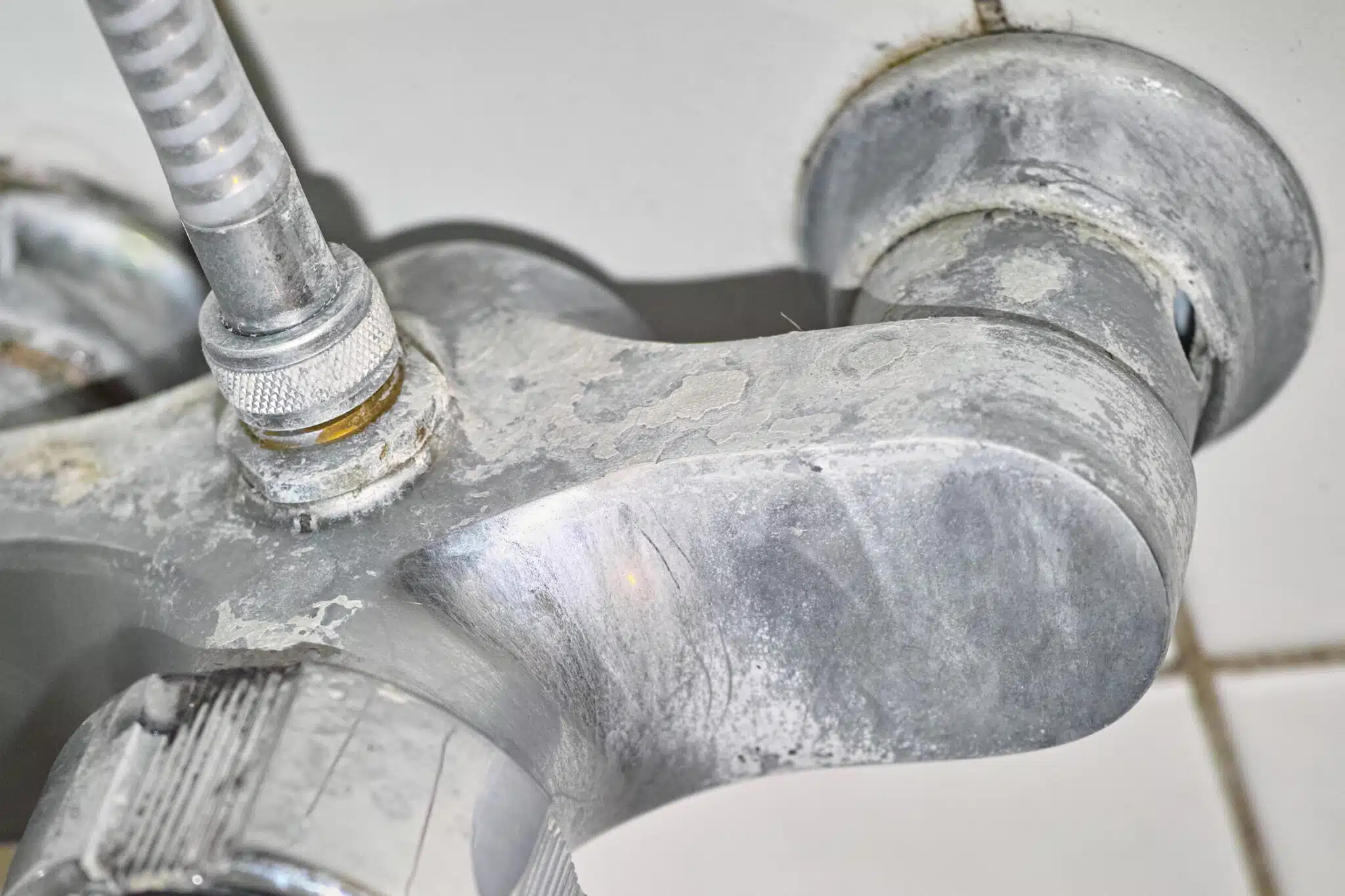 Miser sur le pouvoir du vinaigre blanc : un allié naturel étonnant pour décrocher le calcaire sans effort