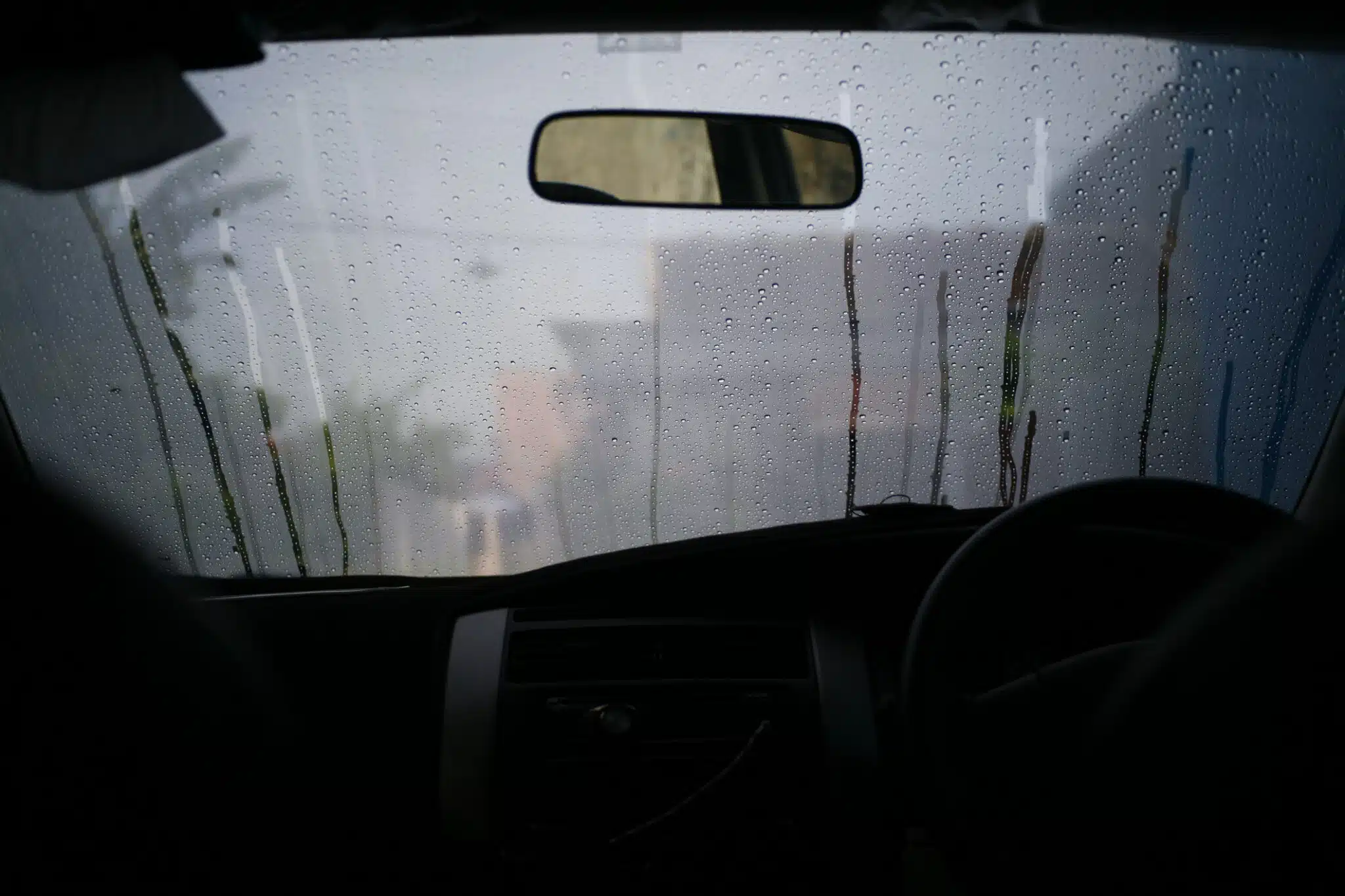 La mousse à raser sur le pare-brise : le geste insolite qui change tout