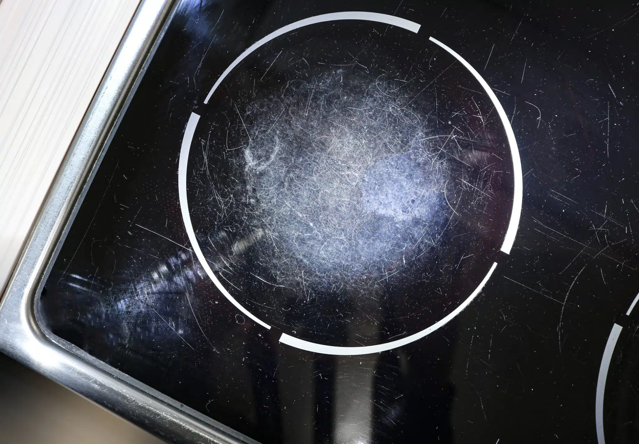 Bicarbonate et dentifrice : la recette secrète pour gommer les cicatrices du verre en douceur