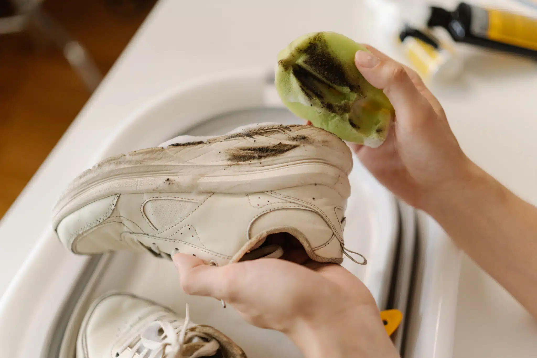 Montez en puissance : la réaction chimique qui dissout la grisaille incrustée